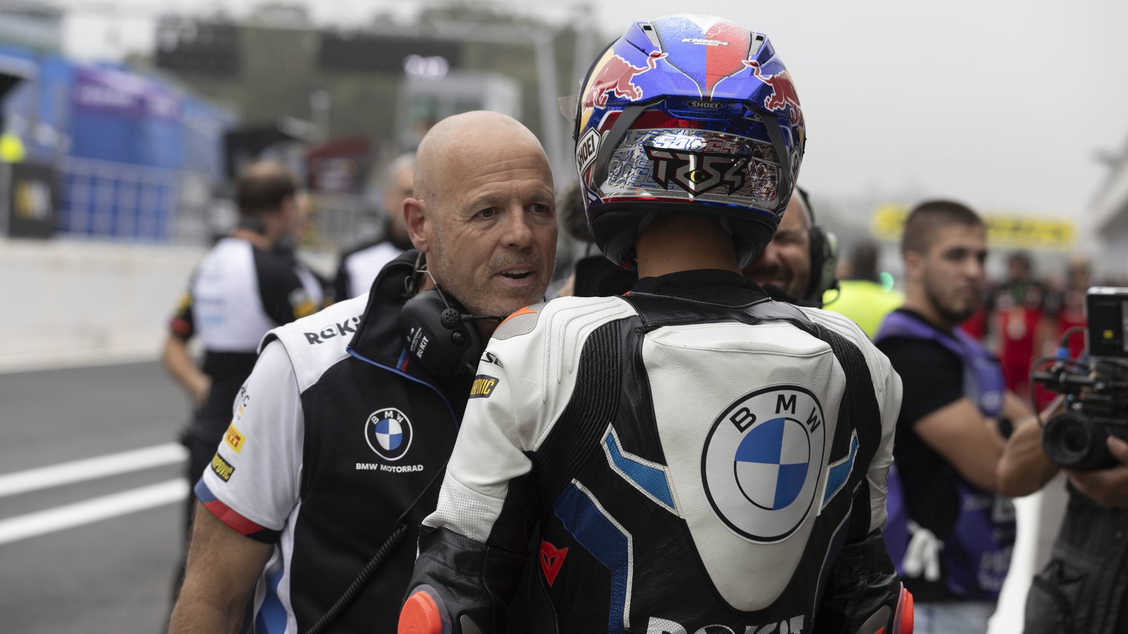 Shaun Muir speaks to Toprak Razgatlioglu, 2024 Estoril WorldSBK. Credit: Gold and Goose.